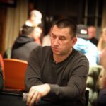 Ein Mann und eine Frau sitzen an einem Pokertisch und spielen Texas Hold'em. Der Mann hat gerade eine Hand gewonnen und lächelt siegreich, während die Frau enttäuscht aussieht. Die Spannung des