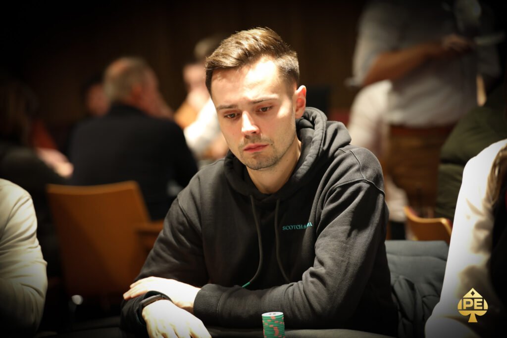Ein glamouröses Foto von vier Personen, die an einem Pokertisch sitzen und Karten spielen. Die Spieler sind elegant gekleidet und konzentriert, während sie ihre Karten betrachten. Der Tisch ist mit Poker