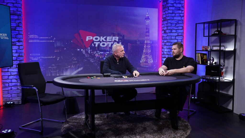 Ein Mann und eine Frau spielen Poker an einem eleganten Spieltisch in einem luxuriösen Casino. Der Mann hält Karten in der Hand, während die Frau mit ernstem Gesichtsausdruck auf ihre Karten schaut