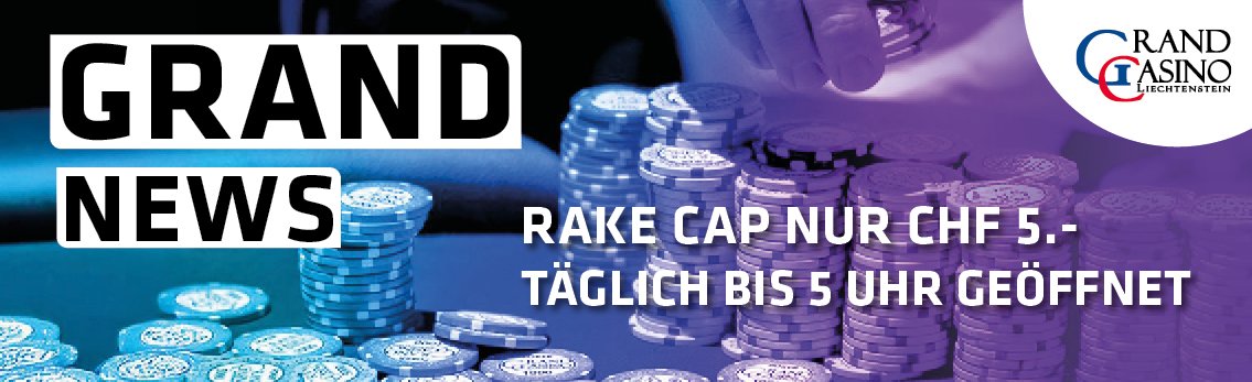 Ein Stapel von Pokerchips unterschiedlicher Farben und Werte, der von einem Rake-Werkzeug umgeben ist.
