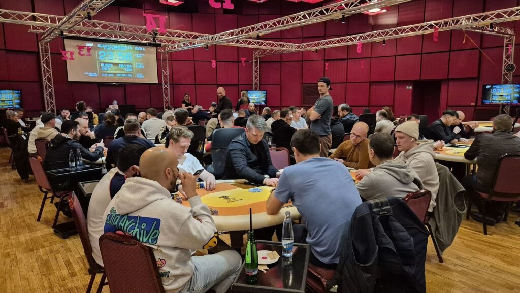 Ein gemischter Stapel von Spielkarten, der auf einem Tisch liegt, mit einem König auf der Oberseite.