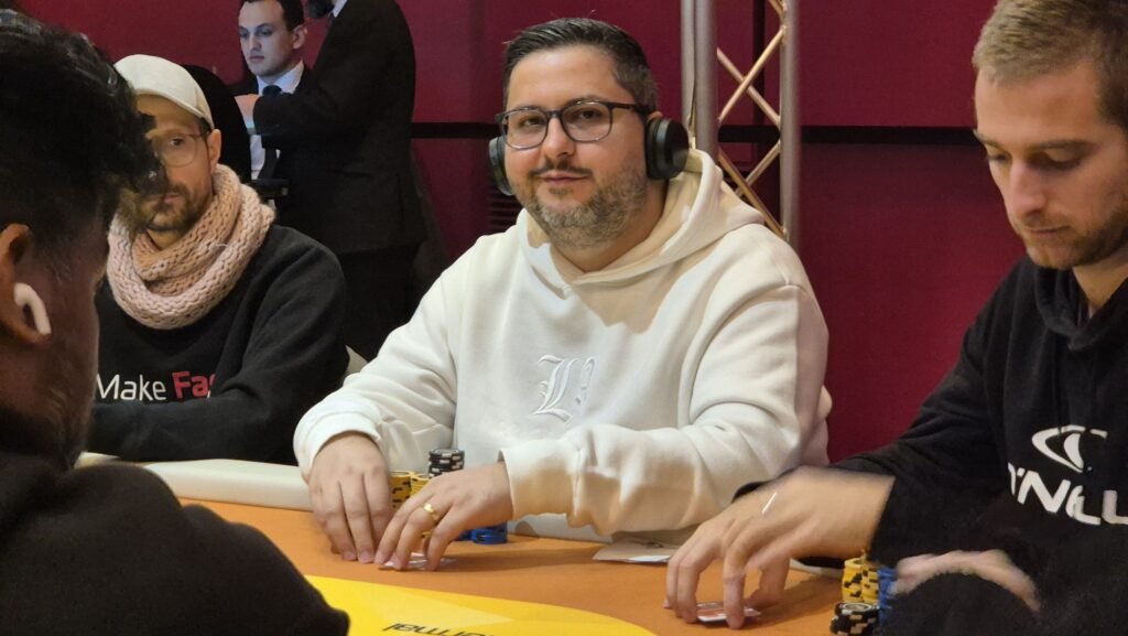 Ein professionell gestalteter Pokertisch mit grüner Filzoberfläche, umgeben von hochwertigen Pokerchips, Karten und einem Dealer-Button.