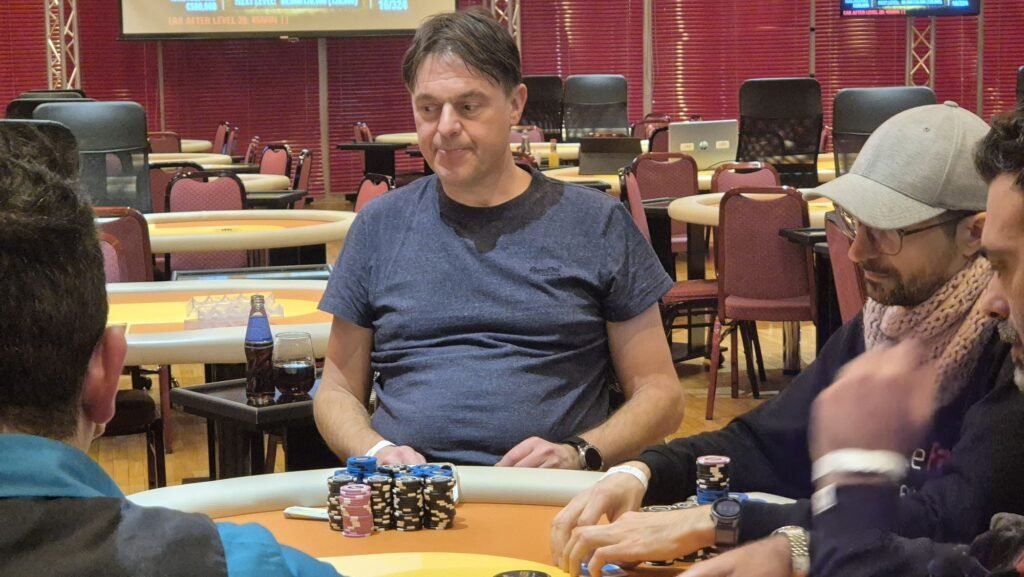 Ein Spieler hält zwei Könige (König-König) in einer Pokerrunde.