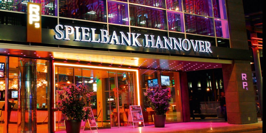 Ein eleganter Innenraum einer Spielbank in Hannover mit stilvoller Beleuchtung, Spieltischen und Stühlen, die auf Spieler warten.