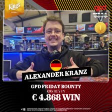 Ein bunter Haufen von Pokerchips in verschiedenen Farben und Werten auf einem grünen Pokertisch.