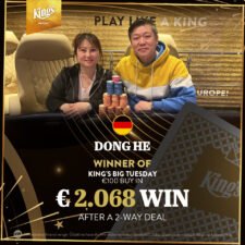 Ein Mann und eine Frau sitzen an einem Pokertisch und spielen gegeneinander. Der Mann hat eine Hand mit Pokerchips erhoben, während die Frau mit ernstem Blick ihre Karten betrachtet. Die Szene spi