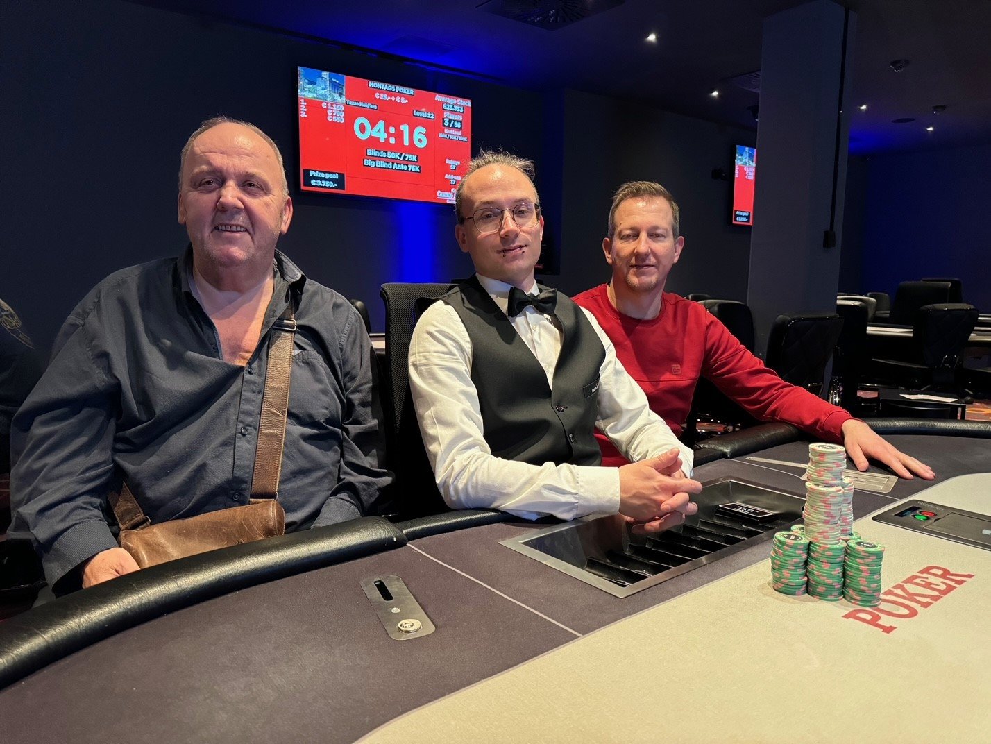 Ein glücklicher Pokerspieler mit einem breiten Lächeln hält stolz seine Gewinnchips in die Luft.