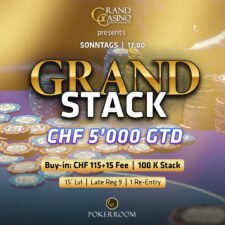 Ein Stapel von Casino-Pokerchips in verschiedenen Farben und Werten auf einem grünen Filz-Tisch.