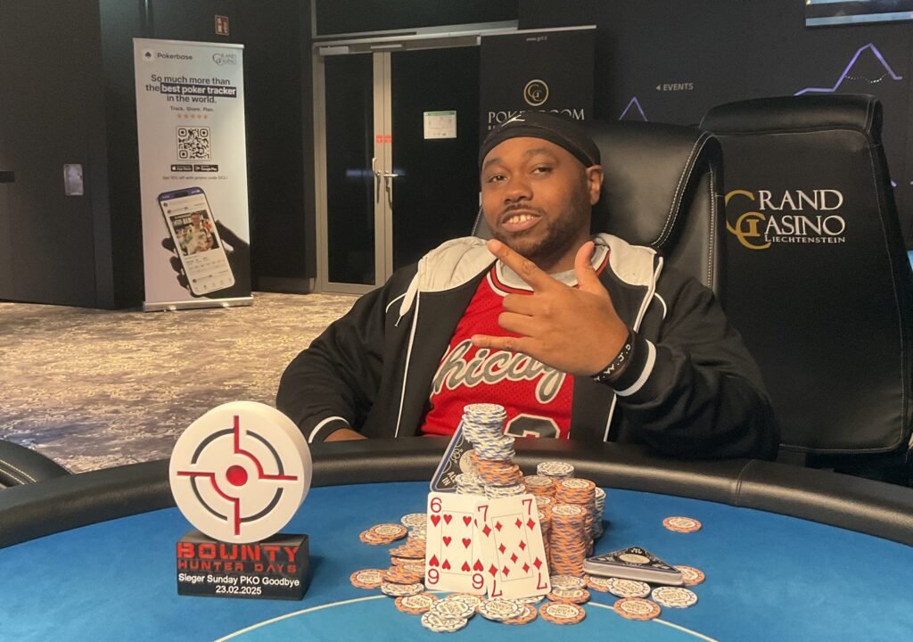 Ein Mann und eine Frau sitzen an einem Pokertisch und spielen eine Partie Poker. Der Mann hat einen ernsten Gesichtsausdruck und hält Karten in seiner Hand, während die Frau konzentriert auf ihre eigenen
