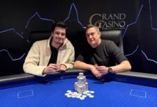 Ein Mann mit einer Pokerkarte in der Hand, der konzentriert auf seinen Gegner schaut. Er sitzt an einem Pokertisch, umgeben von Chips und anderen Spielern.