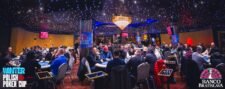 Ein Schwarz-Weiß-Foto von einem Pokertisch, an dem mehrere Spieler sitzen und Karten halten. Die Spieler sind konzentriert und wirken gespannt. Im Hintergrund sind Pokerchips und Getr