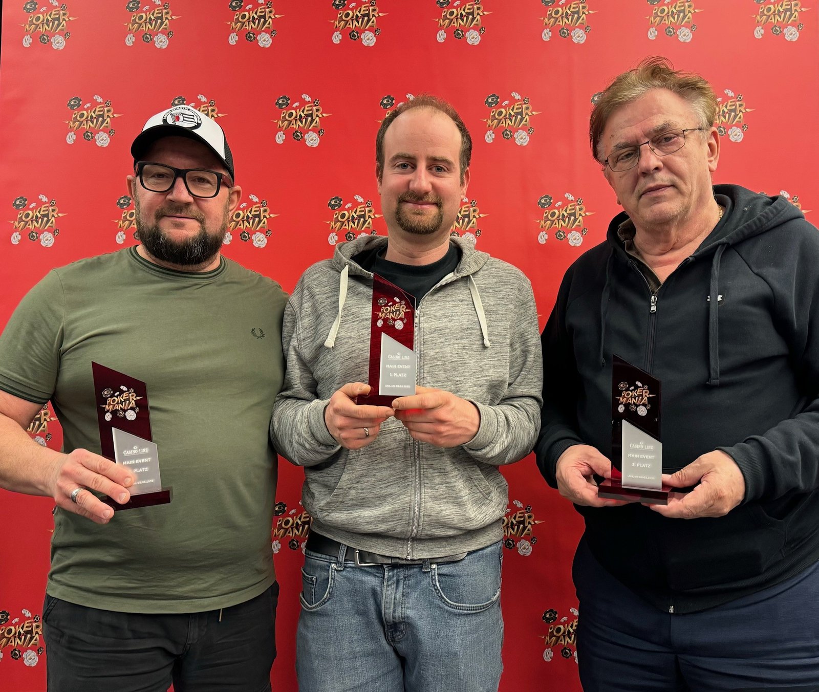 Ein Mann und eine Frau sitzen an einem Pokertisch und spielen eine Runde Poker. Der Mann hat eine Hand mit Karten, während die Frau konzentriert auf ihre Karten schaut. Die Atmosphäre ist spannungsg