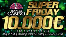 Ein lebendiges Bild eines Pokertisches mit Spielkarten, Pokerchips und Getränken, umgeben von einer Gruppe von Menschen, die aufgeregt und konzentriert sind.