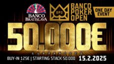 Ein Banner mit einem stilvollen und eleganten Design, das eine Pokertisch-Szene mit Spielkarten, Pokerchips und einem grünen Filz zeigt. Im Hintergrund sind verschwommene Lichter zu sehen