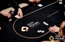 Ein kunstvoll gestalteter Pokertisch mit grünem Filz, umgeben von leeren Stühlen und einer Mischmaschine für Spielkarten.