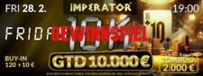 Ein Bild eines Online-Pokerturniers mit dem Titel "Imperator Friday 10K Gewinnspiel". Es zeigt eine virtuelle Pokertischumgebung mit Spielkarten, Jetons und einem Banner mit dem Turniernamen.