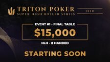Ein Gruppenbild von acht Pokerspielern an einem Tisch während des Jeju 15k NLH Turniers, das am dritten Tag im Livestream übertragen wird.