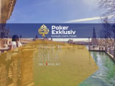 Ein Mann spielt Poker in einem eleganten Casino in Sevilla. Er sitzt an einem grünen Pokertisch mit Chips und Karten vor sich. Im Hintergrund sind weitere Spieler und eine glamouröse Einrichtung zu sehen.