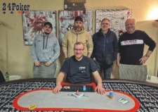 Ein Gruppenfoto von Pokerspielern, die jubelnd und mit Pokal posieren.