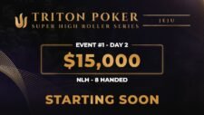 Ein Foto von einem Pokertisch während des Triton Poker Series Jeju 15k NLH 8-Handed Day 2 Livestream. Die Spieler sitzen rund um den Tisch und spielen Poker.