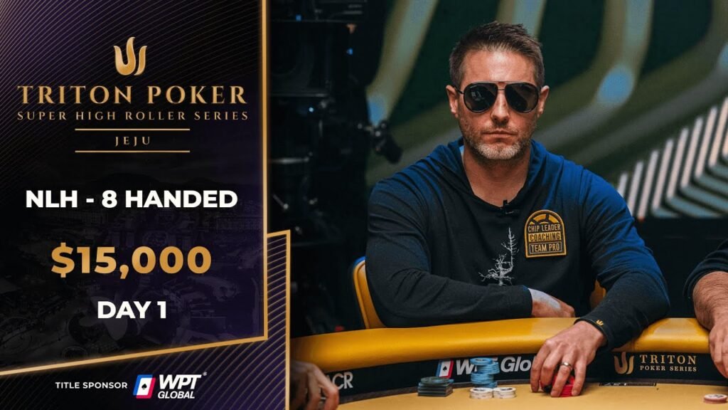 Ein Pokerturnier mit mehreren Spielern an einem Tisch, die Karten halten und konzentriert auf ihre Hand schauen. Ein Dealer sitzt in der Mitte des Tisches und mischt die Karten. Das Bild zeigt