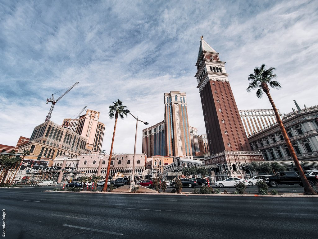 Ein stilvolles und elegantes Interieur eines Pokerraums im Venetian Resort in Las Vegas. Der Raum ist mit luxuriösen Möbeln, einem großen Kronleuchter und einer Pokertischlandschaft ausgestatt