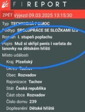 Ein lächelnder Mann sitzt an einem Pokertisch und hält eine Hand mit Spielkarten. Er hat einen Anzug an und sieht konzentriert aus. Im Hintergrund sind weitere Spieler und Chips zu sehen.