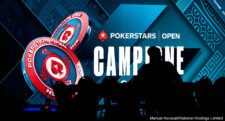Ein Mann und eine Frau sitzen an einem Pokertisch und spielen eine Partie Poker. Der Mann hält Karten in der Hand, während die Frau konzentriert auf ihre eigenen Karten schaut. Die Atmosphäre ist ents