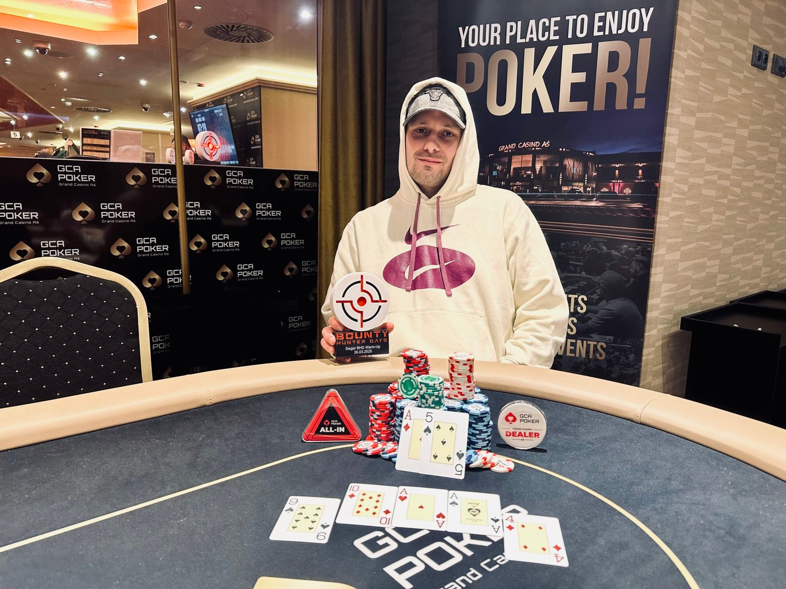 Ein Tabletop-Pokerturnier in vollem Gange, mit Spielern an Tischen, die Karten halten und Chips stapeln. Die Spieler sind konzentriert und fokussiert, während sie ihre Strategien planen.