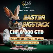 Ein bunter Stapel von Pokerchips in verschiedenen Farben und Mustern, umgeben von Ostersüßigkeiten wie Schokoladeneiern und Hasen.