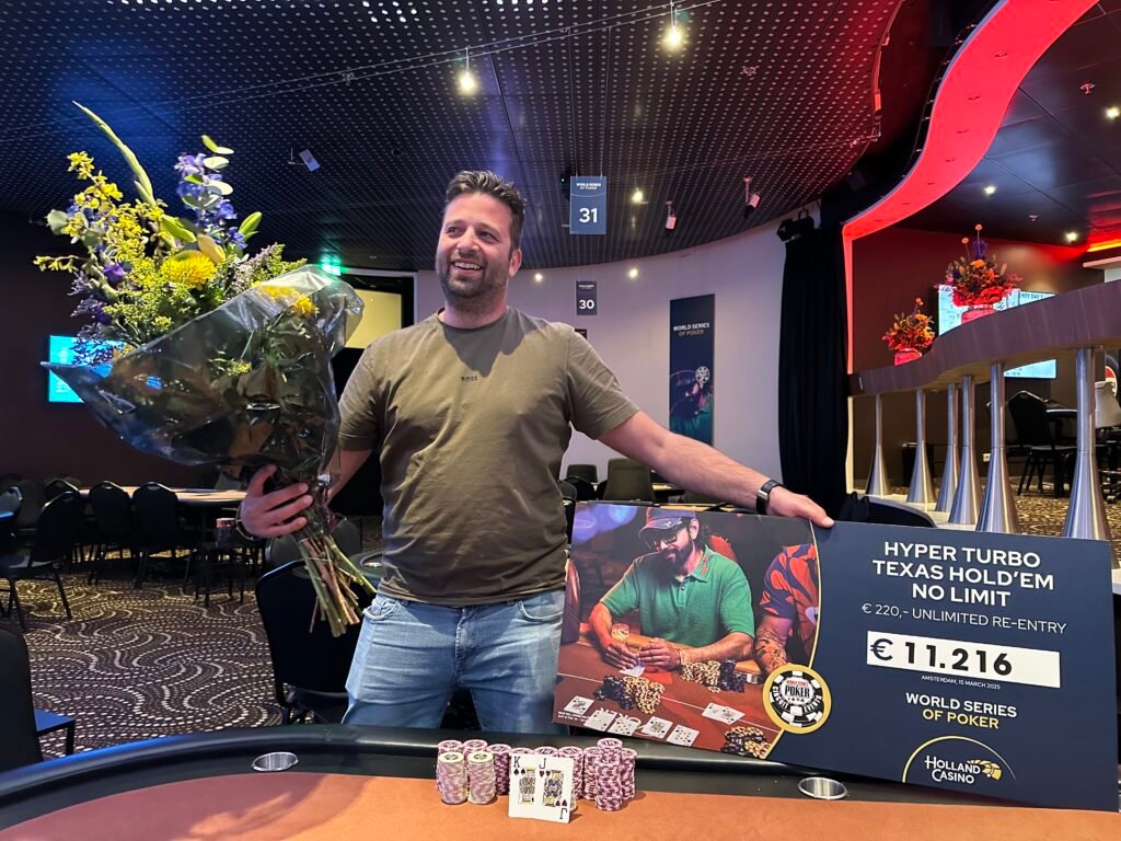 Ein Tisch voller Pokerchips und Spielkarten, während ein intensives Hyper-Turbo-Pokerturnier stattfindet.
