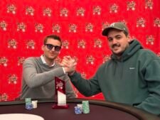 Ein professioneller Pokertisch mit grünem Filz, umgeben von vier Spielern, die Karten halten und Pokerchips stapeln. Ein Dealer in der Mitte des Tisches mischt Karten. Die Spieler haben konzent