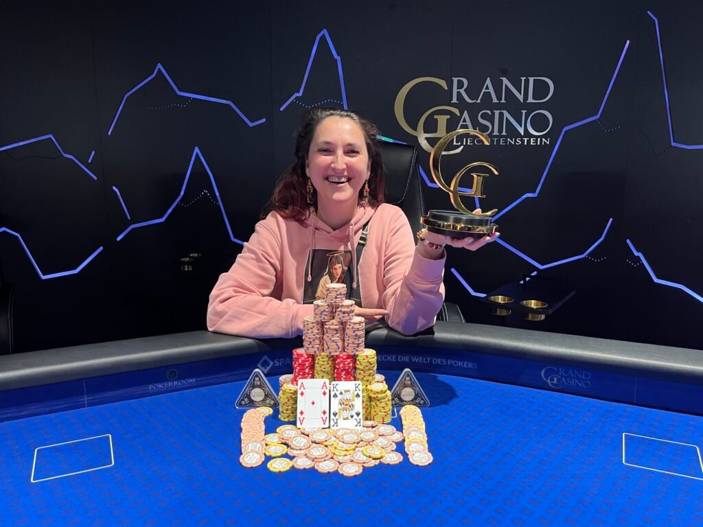 Ein Mann sitzt an einem Pokertisch und betrachtet konzentriert seine Karten. Im Hintergrund sind Pokerchips und eine Glühlampe zu sehen.