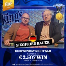 Ein stilvolles Wohnzimmer mit modernen Möbeln, einem gemütlichen Sofa, einem Teppich, einer Stehlampe und einem großen Fenster mit Blick auf einen Garten.