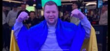 Ein Spieler feiert seinen Sieg beim Pot-Limit Omaha-Turnier. Er hält stolz Trophäe und Karten in den Händen, umgeben von jubelnden Zuschauern.