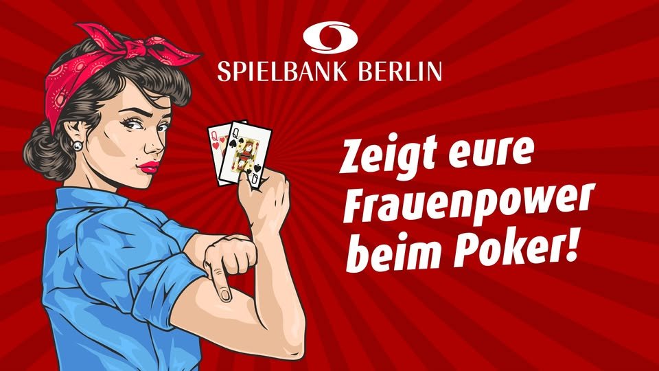 Ein Gruppenfoto von drei elegant gekleideten Frauen, die lächelnd vor einer Berliner Sehenswürdigkeit posieren.