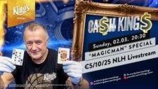 Ein Mann sitzt an einem Pokertisch und schaut konzentriert auf seine Karten. Er trägt eine dunkle Brille und hat eine Kappe auf dem Kopf. Im Hintergrund sind Pokerchips und Karten