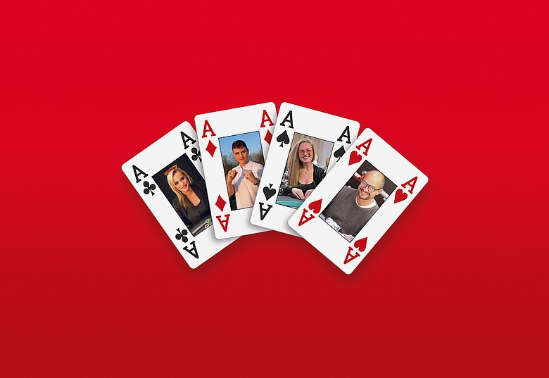 Ein Stapel von Asskarten, die auf einem Pokertisch liegen, umgeben von Pokerchips und einem grünen Filz.