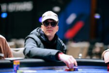 Ein Mann namens Diego Zeiter, der 2023 auf einem Pokerturnier spielt.