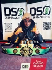 Ein glücklicher Pokerspieler jubelt und hält stolz einen riesigen Gewinn-Scheck in die Luft, umgeben von einer begeisterten Menschenmenge.