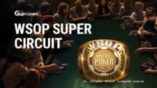 Ein Mann sitzt an einem Pokertisch und hält eine Karte in der Hand, während er konzentriert auf seinen Gegner schaut. Die Chips und Karten auf dem Tisch deuten auf ein Pokerspiel hin.