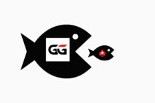 Ein Tisch mit einem Poker-Set, bestehend aus Karten, Pokerchips und Getränken, umgeben von Spielern, die Poker spielen.