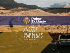 Ein Mann sitzt entspannt an einem Pokertisch in einem eleganten Casino. Er trägt eine dunkle Sonnenbrille und hält eine Hand mit Pokerchips. Im Hintergrund sind weitere Spieler und eine glamouröse
