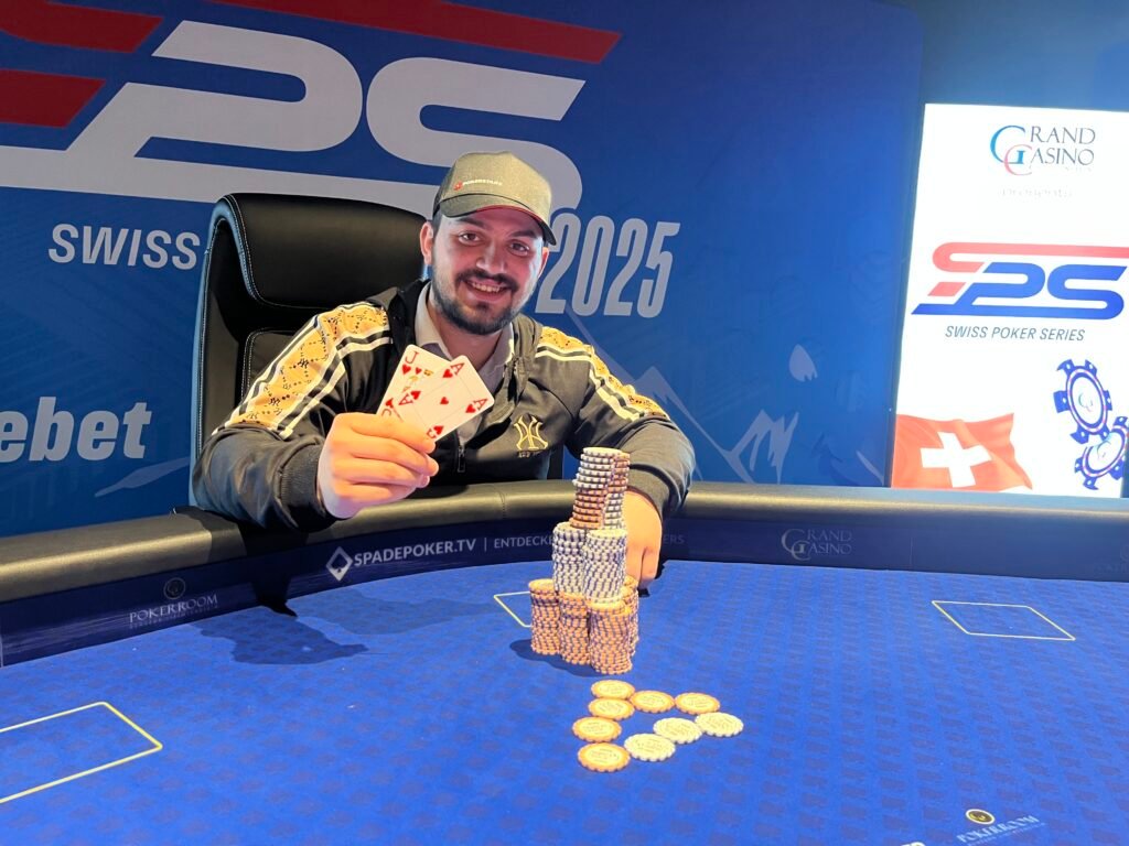Ein Mann und eine Frau sitzen an einem Pokertisch und spielen Karten. Der Mann hat einen ernsten Gesichtsausdruck, während die Frau lächelt. Um sie herum sind Pokerchips und Spielkarten ver