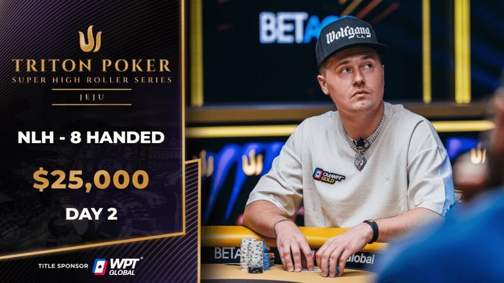 Ein High-Stakes-Pokerspiel bei Triton mit Spielern, die um hohe Einsätze kämpfen. Der Tisch ist mit Chips, Karten und Getränken gefüllt, während die Spieler konzentriert
