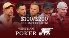 Ein Bild von einem Pokertisch im Venetian Resort in Las Vegas, mit Spielern, die Poker spielen. Die Spieler haben Karten in der Hand und Chips auf dem Tisch. Der Raum ist gut beleuchtet und hat eine ents