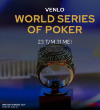 Ein Foto von einer Poker-Turnierveranstaltung im Mai 2025 im Holland Casino Venlo während der World Series of Poker Circuit (WSOPC). Spieler sitzen an Pokertischen und spielen konzentriert. Im Hinter