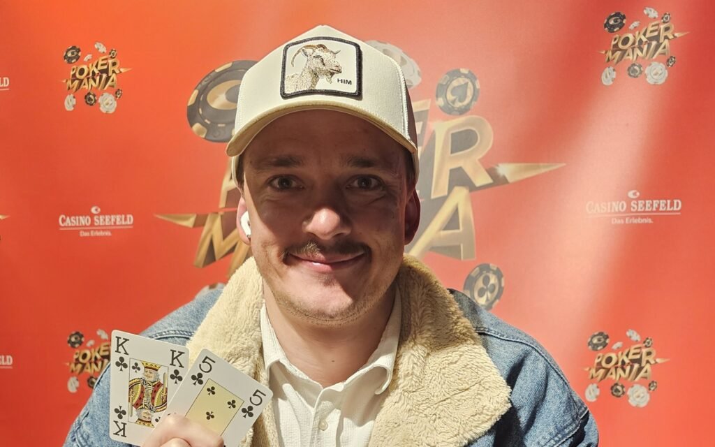 Ein Mann und eine Frau spielen Poker an einem eleganten Tisch in einem schicken Casino. Der Mann hat einen Anzug an und die Frau trägt ein elegantes Abendkleid. Sie haben ernste Gesichtsausdrücke