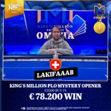 Ein Mann und eine Frau sitzen an einem Pokertisch und spielen Poker. Der Mann hält Karten in der Hand, während die Frau mit ernstem Gesichtsausdruck auf ihre Karten schaut. Im Hintergrund sind
