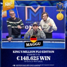 Ein Mann sitzt an einem Pokertisch und hält zwei Spielkarten in der Hand, während er konzentriert auf die Spielsituation blickt. Um ihn herum sind Pokerchips und Spielkarten verteilt